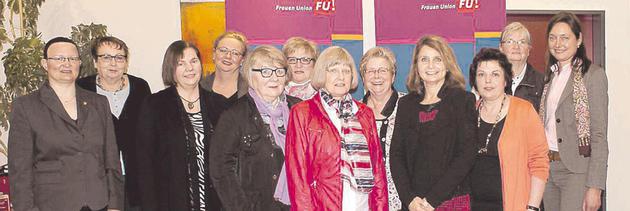 Neue FU-Kreisvorsitzende Büscher (4. v. r.) mit ihrem neu gewählten Vorstandsteam. Foto: az